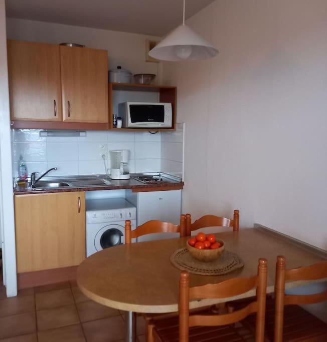 Avec Piscine, 600m Apartment